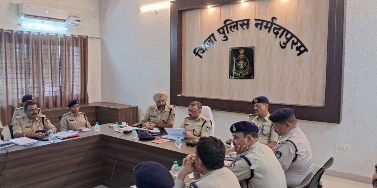 पुलिस उप महानिरीक्षक नर्मदापुरम जोन द्वारा पुलिस कंट्रोल रूम में अपराध समीक्षा बैठक लेकर दिए सख्त निर्देश,जिले में जुआ,सट्टा के अपराधियों पर कार्यवाही कर पूर्णतः प्रतिबंध के निर्देश जारी, मचा हड़कंप…