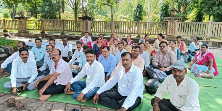 कटनी जिले में पात्र शिक्षकों को क्रमोन्नति लाभ से वंचित किये जाने सम्बंधित कलेक्ट्रेट कार्यलय के बाहर एक दिवशीय सांकेतिक प्रदर्शन कर कटनी डी.ओ. कटनी कलेक्टर जिला पंचायत शिक्षा उपाध्यक्ष अशोक विश्वकर्मा को सोपा जाएगा