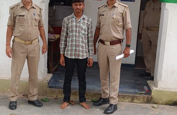 *थाना ठठिया पुलिस द्वारा 1 नफर वांछित अभियुक्त को किया गिरफ्तार।*