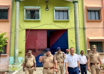 *जिलाधिकारी कन्नौज, शुभ्रांत शुक्ल तथा पुलिस अधीक्षक कन्नौज,अमित कुमार आंनद द्वारा जिला कारागार कन्नौज का किया गया आकस्मिक निरीक्षण ।*