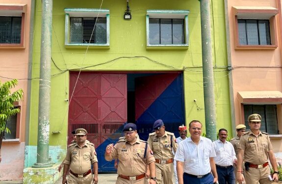 *जिलाधिकारी कन्नौज, शुभ्रांत शुक्ल तथा पुलिस अधीक्षक कन्नौज,अमित कुमार आंनद द्वारा जिला कारागार कन्नौज का किया गया आकस्मिक निरीक्षण ।*