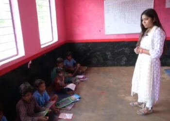 समाज सेविका अर्चना सिंगरौल ने, सरकारी स्कूल में बच्चों को पढ़ाया, मोटिवेट किया एवं कॉपी पेन दे कर बच्चों का मनोवल बढ़ाया  VIDEO