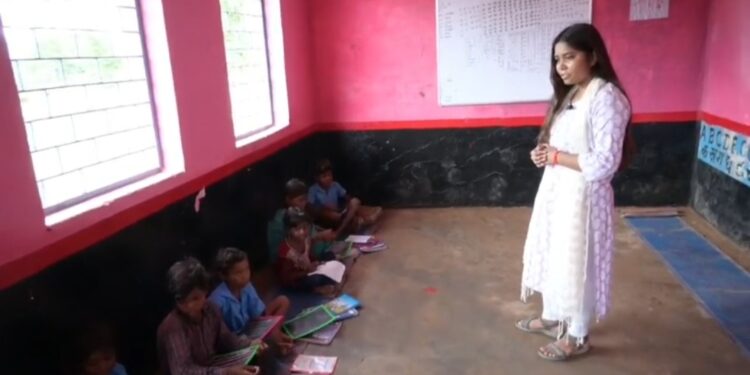 समाज सेविका अर्चना सिंगरौल ने, सरकारी स्कूल में बच्चों को पढ़ाया, मोटिवेट किया एवं कॉपी पेन दे कर बच्चों का मनोवल बढ़ाया  VIDEO