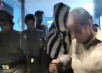 पुलिस ने होटल स्काई व्यू में सेक्स रैकेट का भंडाफोड़ करते हुए चार लड़कियों  के साथ एक ग्राहक व एक किशोर को पकड़ा VIDEO