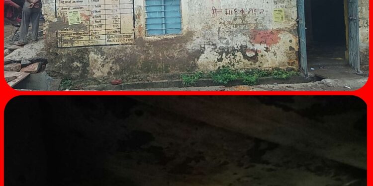 सिलौंडी राशन दुकान की पुरानी बिल्डिग बुरी तरह खराब अनाज और खाद रखने में हो रही दिक्कत