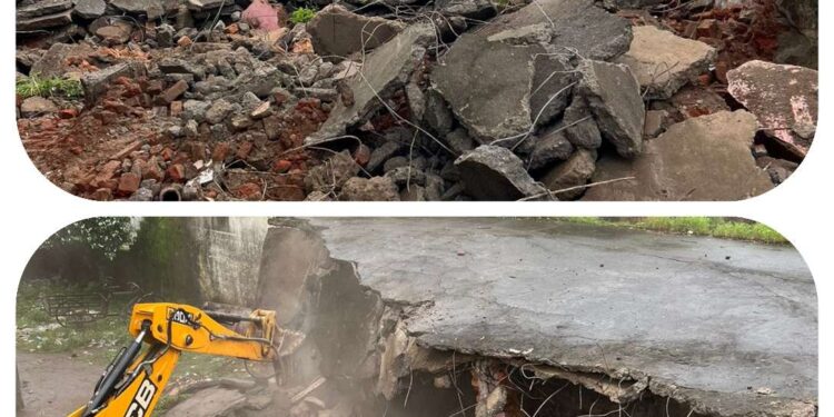*निगमायुक्त प्रीति यादव के निर्देश पर लगातार कार्रवाई जारी*  *नगर निगम द्वारा आज 1 जर्जर भवन को गिराया गया*