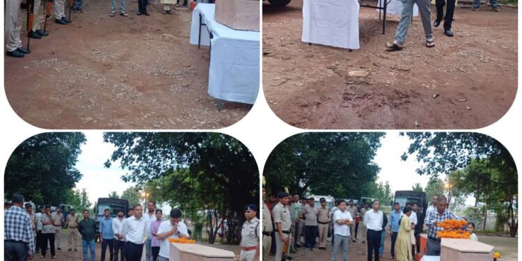*विसबल प्रधान आरक्षक 197 स्वर्गीय श्री मनोज कुमार यादव को पुलिस लाइन मे पुलिस अधीक्षक सहित पुलिस कर्मी ने शोक संवेदना व्यक्त करते हुए अर्पित की श्रद्धांजलि*