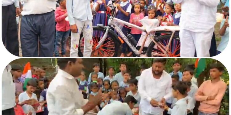 सागर जिला की ग्राम पंचायत कोलुआ में युवा सरपंच विशाल/ लकी पटेल द्वारा साइकिल वितरित की गई