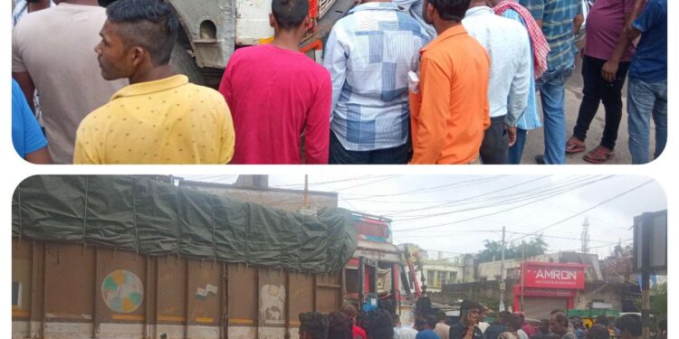 राहगिरो की कड़ी मेहनत हुई सफल ट्रक के नीचे काफी देर से फांसी गाय को सुरक्षित निकला बाहर