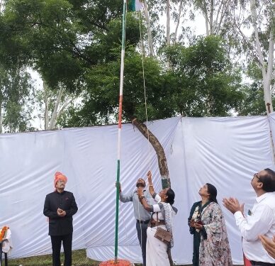 *जिला पंचायत अध्यक्ष श्रीमती मेहरा ने कार्यालय में फहराया राष्ट्रीय ध्वज*  *जिला पंचायत सीईओ श्री गेमावत ने अधिकारियों-कर्मचारियों को दी स्वतंत्रता दिवस की बधाई और शुभकामनाएं*