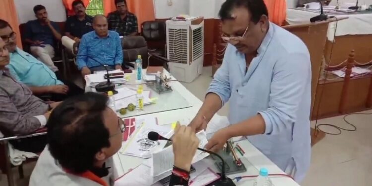 रतलाम मामला राजीव गांधी सिविक सेंटर की फर्जी रजिस्ट्रीयो का…अपने ऊपर लगाए गए आरोपों से गुस्सा हुए महापौर..गुस्साए महापौर प्रहलाद पटेल ने तात्कालिक कलेक्टर भास्कर लाक्षाकार पर की विवादित टिप्पणी… मां का दूध पिया हो तो…VIDEO