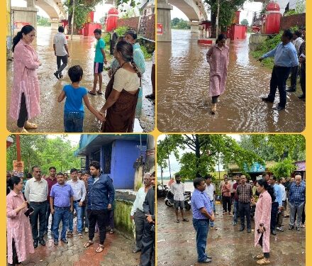 कलेक्टर डॉ. सलोनी सिडाना घाटों का निरीक्षण करते हुए सुरक्षा संबंधी इंतजामों का जायजा लिया