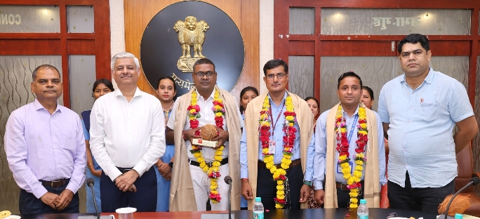 जबलपुर मंडल में 14 अगस्त 24 को ट्रेन न. 09063 (वापी दानापुर एक्सप्रेस) के चालक एवं ट्रेनमैनेजर द्वारा सतर्कता एवं सूझ बूझ से एक बड़ी रेल दुर्घटना को टाला जा सका। इस सराहनीय कार्य के लिए डीआरएम श्री विवेक शील द्वारा कर्मचारियों को फूलमाला, शाल एवं नगद राशि देकर सम्मानित किया गया।