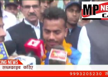 VIDEO भोपाल पेरिस ओलंपिक से मेडल जीतकर स्वदेश लौटी हॉकी टीम, MP के विवेक सागर का भोपाल एयरपोर्ट पर स्वागत