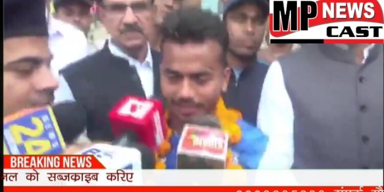 VIDEO भोपाल पेरिस ओलंपिक से मेडल जीतकर स्वदेश लौटी हॉकी टीम, MP के विवेक सागर का भोपाल एयरपोर्ट पर स्वागत