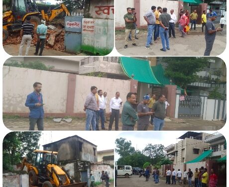 जर्जर पुरवार कन्या शाला भवन को नगर निगम अमला ने गिराकर किया ध्वस्त