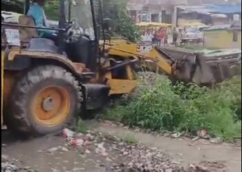 थूक से मसाज करने वाले के सैलून पर चला बुलडोजर