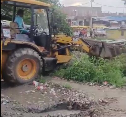थूक से मसाज करने वाले के सैलून पर चला बुलडोजर