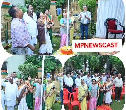 *नगर निगम कार्यालय में शान से लहराया तिरंगा*  *स्वतंत्रता दिवस की 78वीं वर्षगांठ पर महापौर प्रीति संजीव सूरी ने किया ध्वजारोहण*