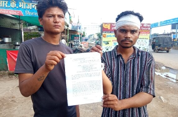 मोटर साइकिल मे सवार होकर आवास लौट रहे युवको के साथ लोहे की राड व हतोडे से किया गया हमला घायल युवको ने पुलिस अधीक्षक से की शिकायत