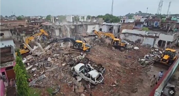 प्रदेश के मुख्यमंत्री के निर्देशन में कोतवाली पुलिस पर हुए पथराव के मामले में आरोपी के विरुद्ध जिला प्रशासन छतरपुर द्वारा कठोर कार्रवाई की गई। बिना अनुज्ञा के बनाए गए भवन को नेस्त नाबूत किया।