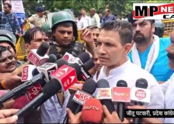 इंदौर नगर निगम के दफ्तर पर कांग्रेस का प्रदर्शन, पुलिस ने चलाई वाटर कैनन, प्रदेश कांग्रेस अध्यक्ष समेत आला नेता मौजूद, नगर निगम इंदौर में लगाए 2000 करोड़ के घोटाले के आरोप, देखें VIDEO