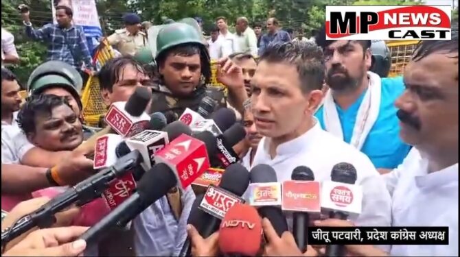 इंदौर नगर निगम के दफ्तर पर कांग्रेस का प्रदर्शन, पुलिस ने चलाई वाटर कैनन, प्रदेश कांग्रेस अध्यक्ष समेत आला नेता मौजूद, नगर निगम इंदौर में लगाए 2000 करोड़ के घोटाले के आरोप, देखें VIDEO
