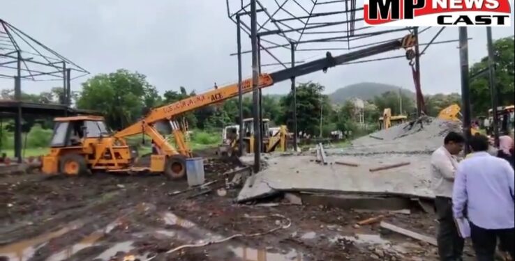इंदौर में बड़ा हादसा महू तहसील के समीप चोरल गांव में निर्माणाधीन फॉर्म हाउस की छत गिरने से 5 की मौत, रेस्क्यू जारी… देखें VIDEO