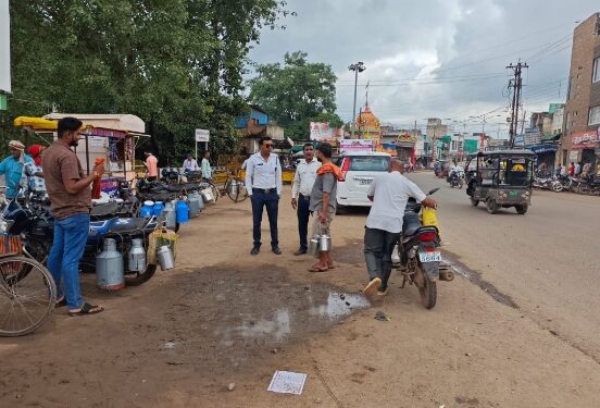 ट्रैफिक पुलिस ने चांडक चौक में दूधवालों पर की कार्यवाही
