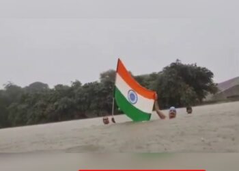 तेज बारिश में नदी के बीचों-बीच फहराया तिरंगा,देशभक्ति का दिया संदेश, देखें VIDEO