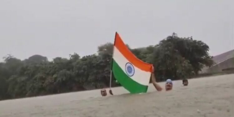 तेज बारिश में नदी के बीचों-बीच फहराया तिरंगा,देशभक्ति का दिया संदेश, देखें VIDEO