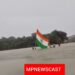 तेज बारिश में नदी के बीचों-बीच फहराया तिरंगा,देशभक्ति का दिया संदेश, देखें VIDEO