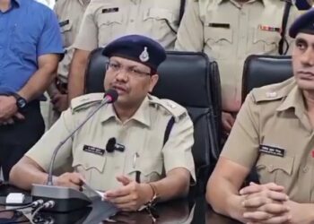 सागर पुलिस द्वारा नेपाल पैलेस में हुऐ ट्रिपल मर्डर में त्वरित कार्यवाही करते हुऐ अपराध का चंद घंटो में खुलासा कर आरोपी को गिरफ्तार किया * सिविल लाइन थाना अंतर्गत नेपाल पैलेस में मां एवं दो बेटियों की जघन्य हत्या से शहर में फैल गई थी सनसनी,