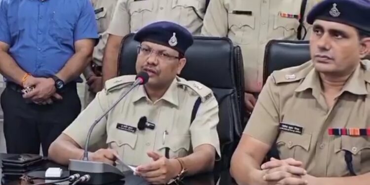 सागर पुलिस द्वारा नेपाल पैलेस में हुऐ ट्रिपल मर्डर में त्वरित कार्यवाही करते हुऐ अपराध का चंद घंटो में खुलासा कर आरोपी को गिरफ्तार किया * सिविल लाइन थाना अंतर्गत नेपाल पैलेस में मां एवं दो बेटियों की जघन्य हत्या से शहर में फैल गई थी सनसनी,