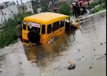 भोपाल में भारी बारिश से डीआईजी बंगला सड़क पर भरा लबालब पानी, करोंद इलाके में स्कूली बच्चों से भरी वैन फंसी, देखें VIDEO