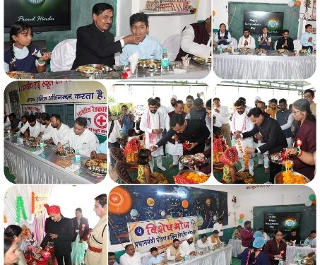 कलेक्टर श्री सिंह ने शा.हाई स्कूल सागरपेशा छिंदवाड़ा में बच्चों के साथ खाई खीर-पूरी  स्वतंत्रता दिवस के अवसर पर स्कूलों में विशेष भोज का हुआ आयोजन