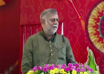 मध्यप्रदेश की 𝟐𝟑,𝟎𝟏𝟏 पंचायतों में 𝟏𝟐,𝟗𝟐𝟎 महिला सरपंच हैं, जो 𝟓𝟎% आरक्षण से भी अधिक हैं। इनमें से 𝟏,𝟎𝟎𝟎 सरपंचों को मुख्यमंत्री ने अपने निवास पर बुलाकर सम्मानित किया देखे VIDEO