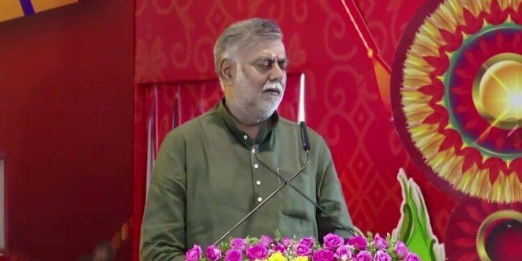 मध्यप्रदेश की 𝟐𝟑,𝟎𝟏𝟏 पंचायतों में 𝟏𝟐,𝟗𝟐𝟎 महिला सरपंच हैं, जो 𝟓𝟎% आरक्षण से भी अधिक हैं। इनमें से 𝟏,𝟎𝟎𝟎 सरपंचों को मुख्यमंत्री ने अपने निवास पर बुलाकर सम्मानित किया देखे VIDEO