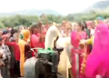 डांस करते-करते जनरेटर में फंसी महिला की चुनरी, सिर फटने से मौके पर ही मौत। भगवान को नौका विहार कराने गई थी, राजस्थान के बाड़मेर में हुआ हादसा VIDEO