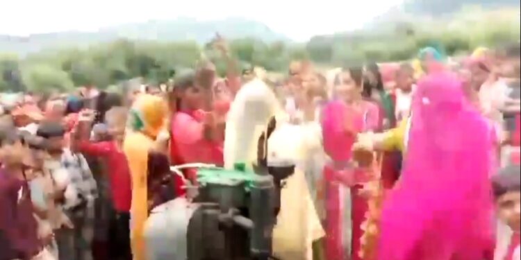 डांस करते-करते जनरेटर में फंसी महिला की चुनरी, सिर फटने से मौके पर ही मौत। भगवान को नौका विहार कराने गई थी, राजस्थान के बाड़मेर में हुआ हादसा VIDEO