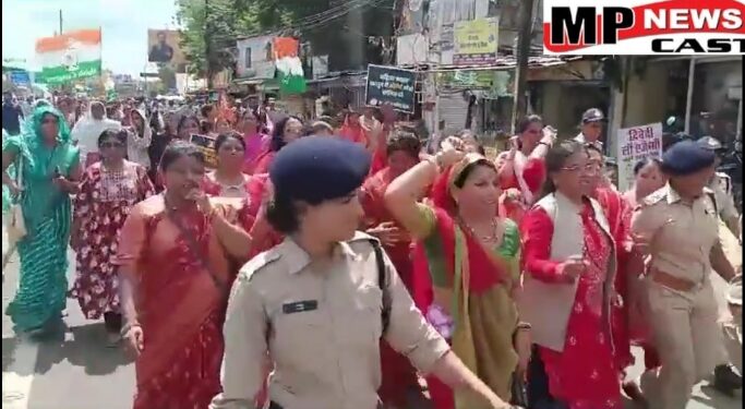 भोपाल – महिला कांग्रेस का नारी न्याय आंदोलन, CM हाउस जाने से रोका तो नारेबाजी कर जताया विरोध, देखें VIDEO