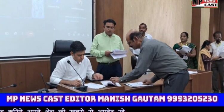 कलेक्टर दिलीप कुमार यादव कलेक्ट्रेट में जनसुनवाई में पहुंचे लोगों की सुन‌ रहे समस्याएं।