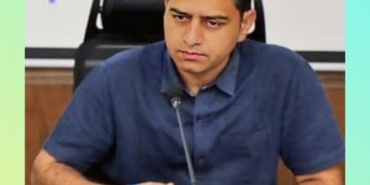 कलेक्टर श्री यादव ने जनसुनवाई में अनुपस्थित रहने वाले 14 अधिकारियों को नोटिस जारी किया