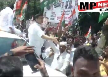 भोपाल  रंग महल चौराहे पर यूथ कांग्रेस का बड़ा प्रदर्शन, बेरोजगारी, महंगाई और सरकार की वादा खिलाफी का उठाया मुद्दा। पुलिस ने वाटर कैनन और टियर गैस का उपयोग कर कार्यकर्ताओं को खदेड़ा VIDEO