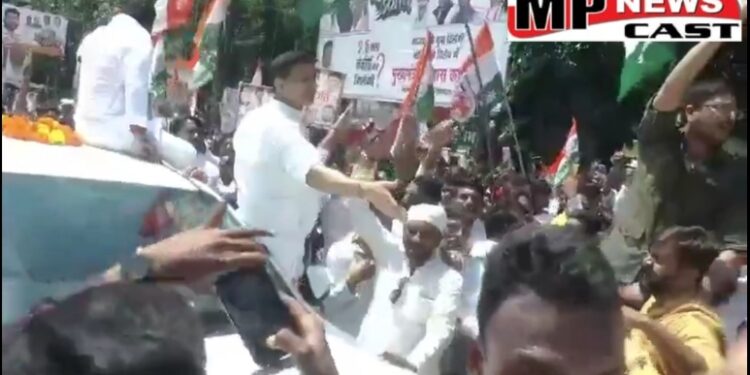 भोपाल  रंग महल चौराहे पर यूथ कांग्रेस का बड़ा प्रदर्शन, बेरोजगारी, महंगाई और सरकार की वादा खिलाफी का उठाया मुद्दा। पुलिस ने वाटर कैनन और टियर गैस का उपयोग कर कार्यकर्ताओं को खदेड़ा VIDEO
