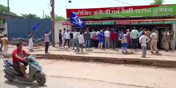 भारत बंद कराने वालों की रैली जब शराब दुकान के पास से गुजरी…. देखिए क्या नजारा रहा..VIDEO