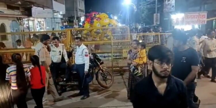 जन्माष्टमी पर सड़क पर लगे मेले मैं उमड़े हजारों लोग…. हादसे को न्योता देती तस्वीरे आई सामने