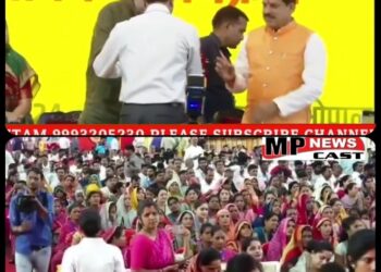 भोपाल सीएम हाउस में ‘रानी दुर्गावती महिला सरपंच सम्मेलन एवं रक्षाबंधन कार्यक्रम’, मुख्यमंत्री डॉ. मोहन यादव ने महिलाओं पर पुष्प वर्षा कर किया स्वागत, देखें VIDEO