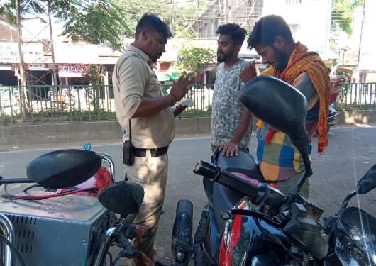 नियमो का पालन नही करने वाले वाहन चालको पर कोतवाली पुलिस सघन जाँच कार्यवाही कटे 12 चालन