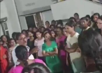 इंजिनियरिंग कॉलेज के गर्ल्स वाशरूम में हिडन कैमरा चलता मिला।